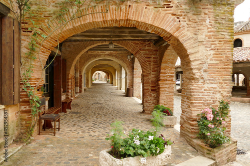 Fototapeta Naklejka Na Ścianę i Meble -  Passage couvert autour de la place de la halle aux grains à Auvillar