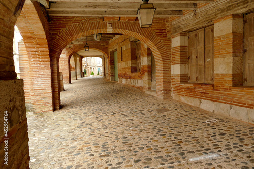 Passage couvert autour de la place de la halle aux grains à Auvillar