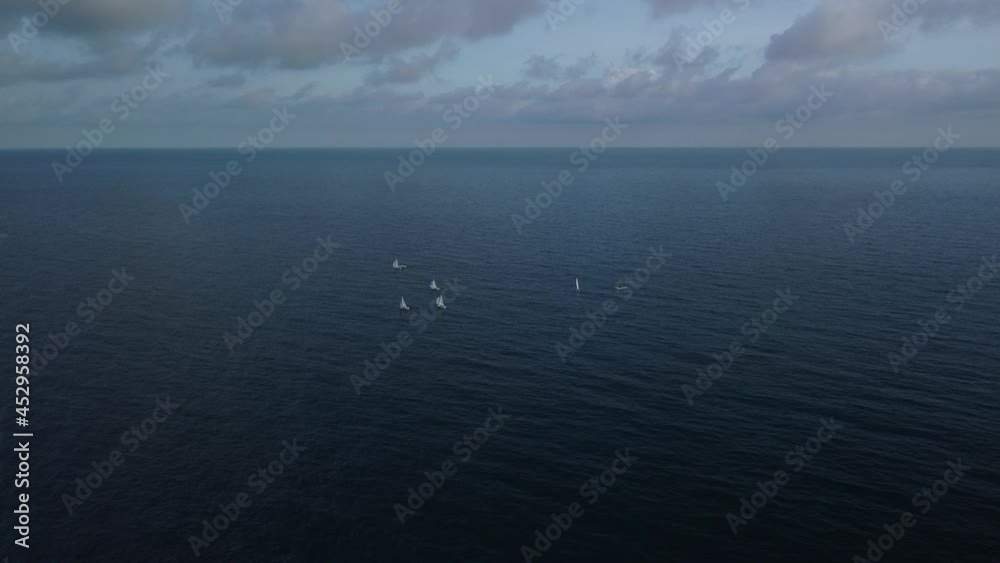 Barchette in Mezzo al Mare con Celo Nuvoloso Clip Drone 4K Barchette in Mezzo al Mare con Celo Nuvoloso Clip Drone 4K