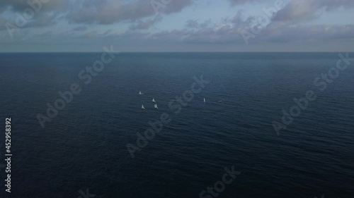 Barchette in Mezzo al Mare con Celo Nuvoloso Clip Drone 4K