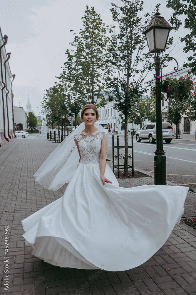 Obraz premium the bride is spinning 