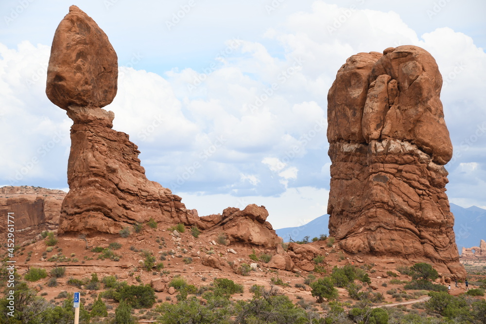 Fototapeta premium MONUMENT VALLEY RED ROCKS AND CLOUDY STORMY SKY IN MOAB UTAH
