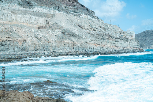 Steinküste Gran Canaria, Puerto de Mogan, Puerto Rico bei strahlendem Sonnenschein