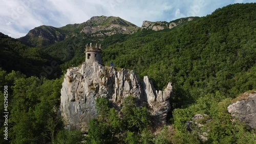 Ripresa con Drone di un Castello Sopra la Roccia