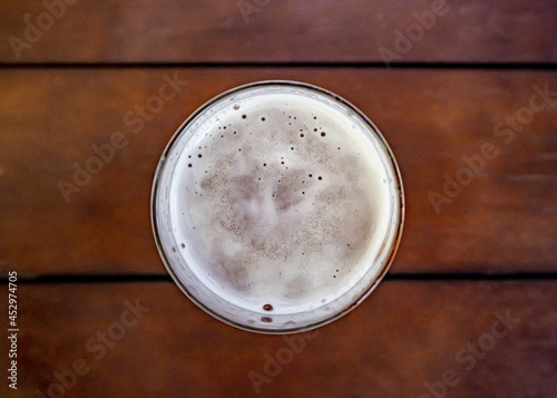 Piwo w szklance, kufel piwa, widok z góry, piana z piwa photo