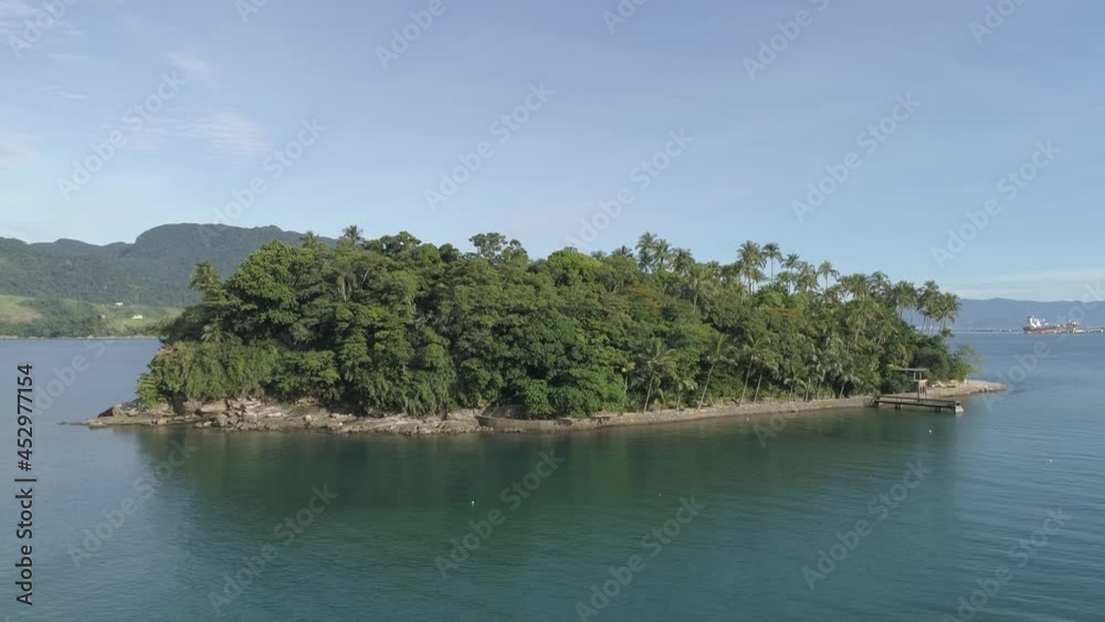 Imagem aérea da Ilha das Cabras em Ilhabela - Drone 4k 