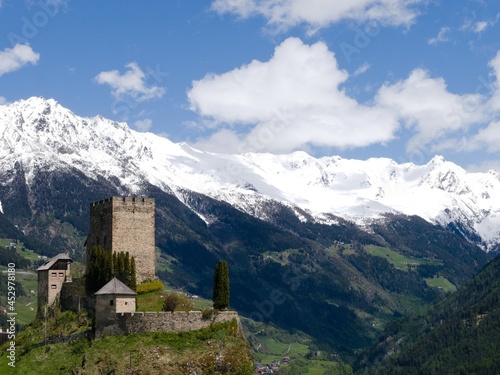 Panorama-Aufnahme von Schloss Laudeck im Tirol mit schneebedeckten Bergen im Hintergrund
