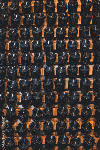 Padrões de garrafas de espumante maturando em leveduras. Método Champenoise
