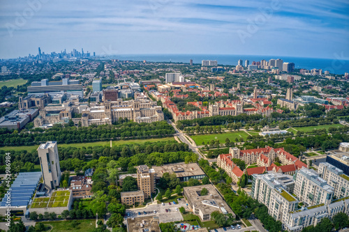Fototapeta Naklejka Na Ścianę i Meble -  Aerial View of a large University in the Chicago Neighborhood of Hyde Park