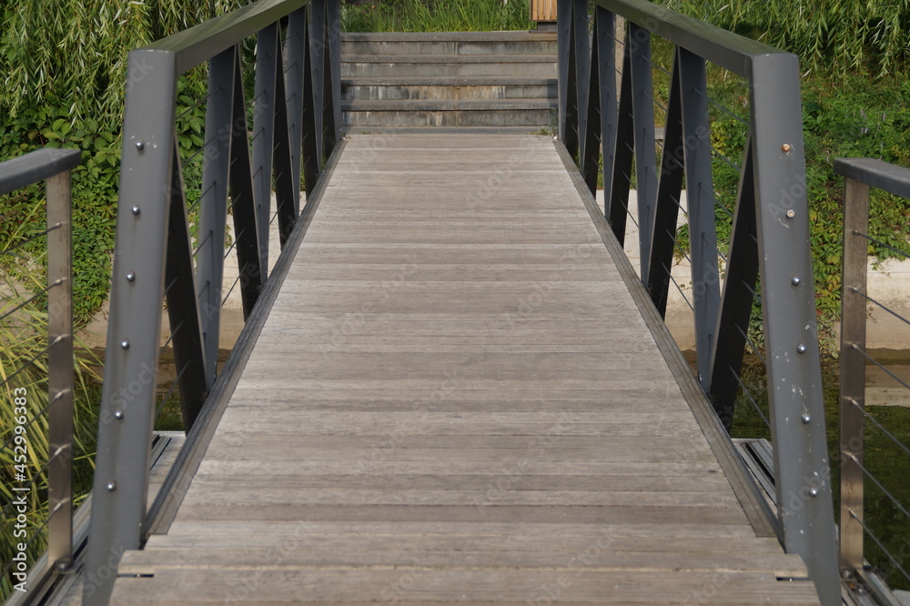 Fototapeta premium wooden bridge in the park