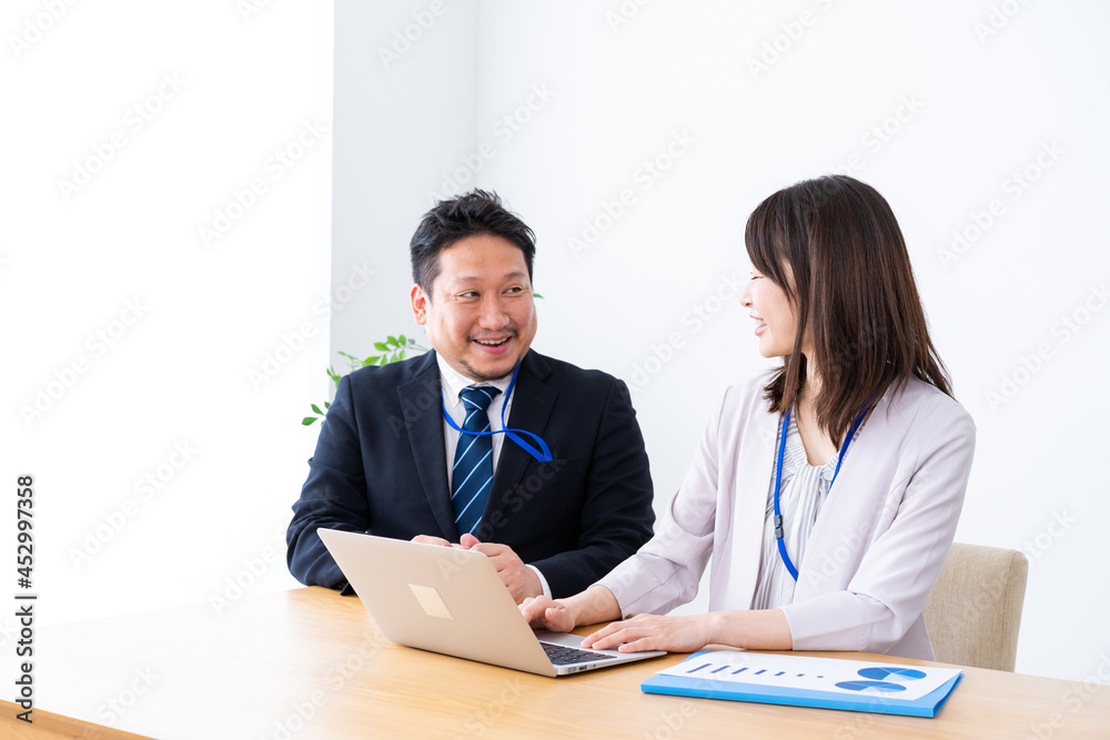 新入社員の教育をする上司