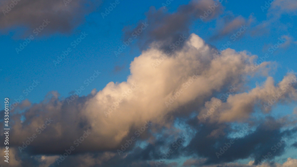 Temps clément et serein, marqué seulement par quelques passages de cumulus.  L'air pur rend le contour des nuages très nets