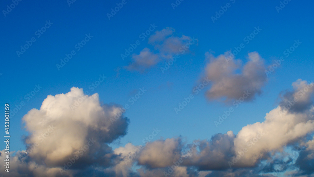 Temps clément et serein, marqué seulement par quelques passages de cumulus. L'air pur rend le contour des nuages très nets Temps clément et serein, marqué seulement par quelques passages de cumulus. L'air pur rend le contour des nuages très nets