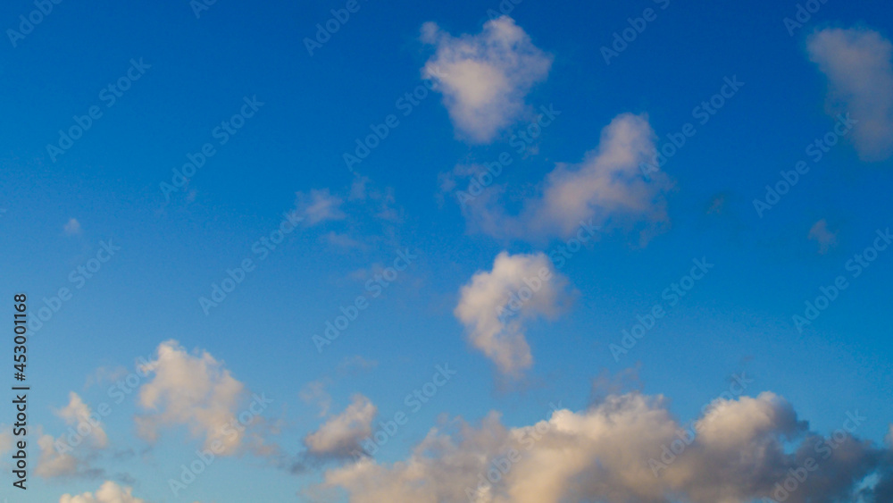 Temps clément et serein, marqué seulement par quelques passages de cumulus. L'air pur rend le contour des nuages très nets Temps clément et serein, marqué seulement par quelques passages de cumulus. L'air pur rend le contour des nuages très nets