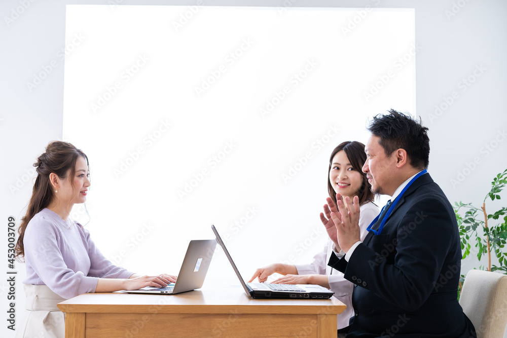 クライアントとのミーティングをするビジネスパーソン