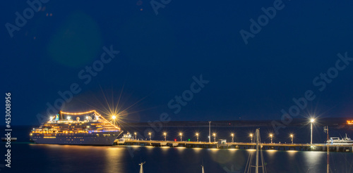 Cuadro en lienzo Crucero pernoctando en Puerto Madryn Pagatonia Argentina con todas sus luces