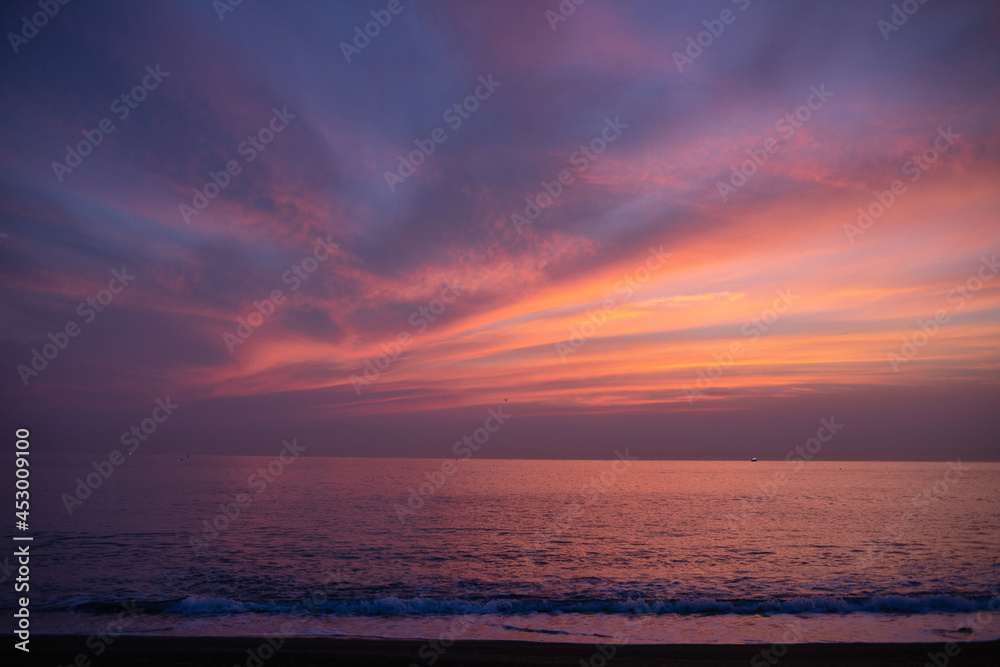sunset over the sea : 2021년 8월 12일 촬영한 한국 울산 정자바다 일출 풍경.