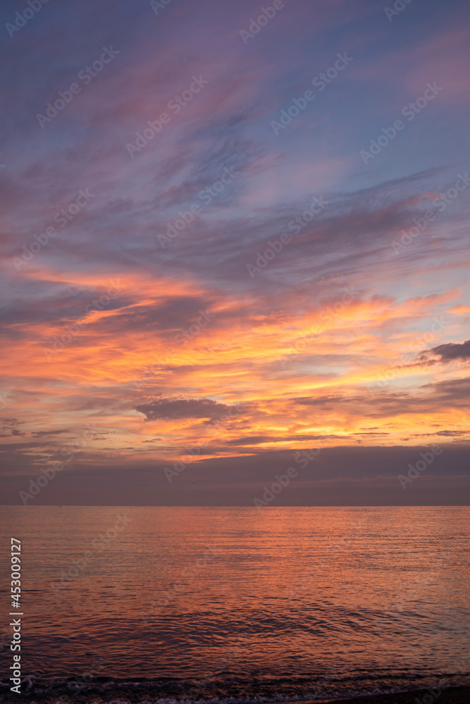 sunset over the sea : 2021년 8월 10일 촬영한 한국 울산 정자바다 일출 풍경.