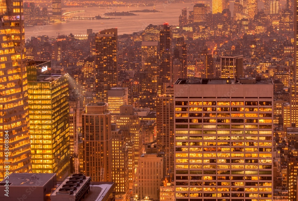 Obraz premium View of New York Manhattan during sunset hours