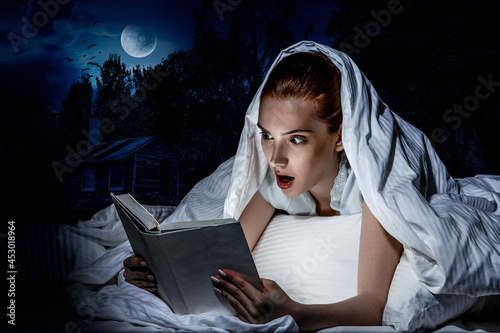 Quadro su tela Woman with a book submerged into reading reality