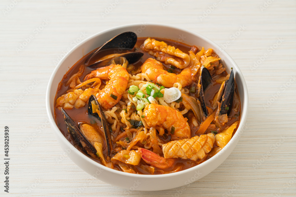 Jjamppong - Korean Seafood Noodle Soup Jjamppong - Korean Seafood Noodle Soup