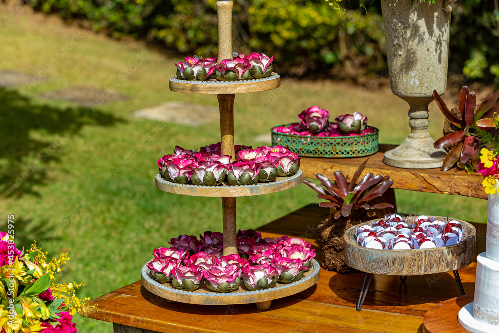 Mesa de doce no formato de rosa em festa de casamento Mesa de doce no formato de rosa em festa de casamento