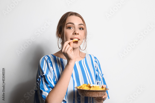 Beautiful young woman eatin...