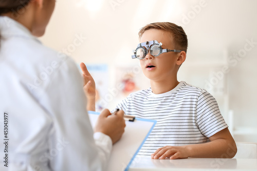 Little boy undergoing eye t...