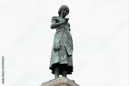 Ännchen von Tharau - Erinnerung an eine schöne Frau, deren Schönheit im gleichnamigen Lied Verewigt wurde - Bronzestatue in Klaipeda, früher Memel - Litauen photo