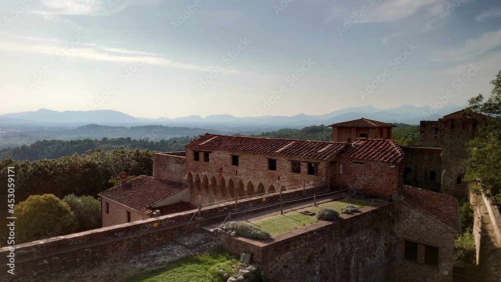 Belle vue aérienne depuis le haut de la forteresse de Montecarlo, Toscane, Italie.