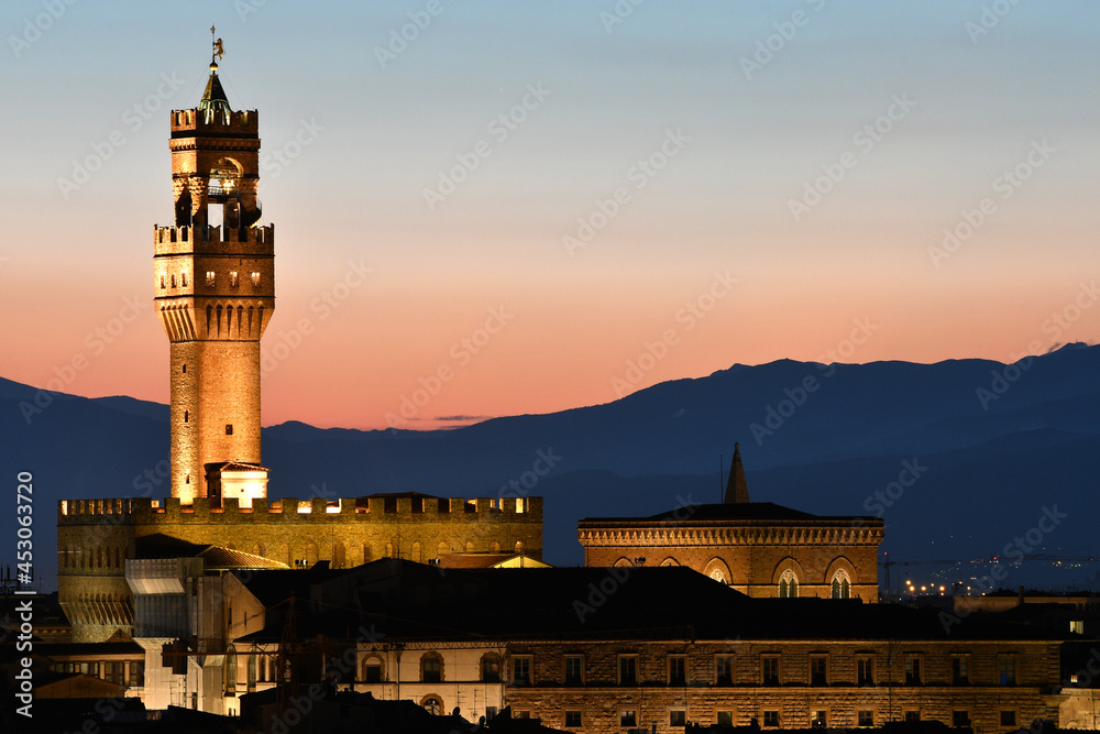 Night view of the Palace of Town Hall of Florence seen from Piazzale Michelangelo. Italy