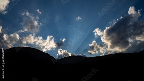 ciel pendant un coucher de soleil dans les montagnes du parc naturel regional de l'Ubaye dans les alpes francaises.
