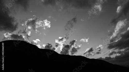 ciel pendant un coucher de soleil avec une femme en silhoutette dans les montagnes du parc naturel regional de l'Ubaye dans les alpes francaises.