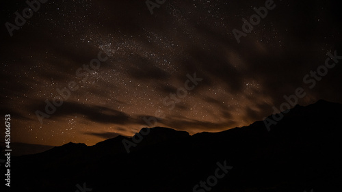 ciel nocture avec étoiles nuages et jolies couleurs dans les montagne du parc régional de la vallée de l'Ubaye dans les alpes francaises.