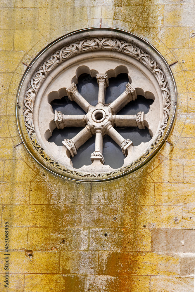Bresles. Rosace du vitrail de l'église Saint-Gervais et Saint-Prothais vue de l'extérieur. Oise. Picardie. Hauts-de-France	
