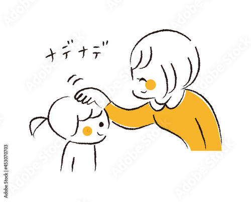 ママに頭を撫でられて嬉しそうな娘