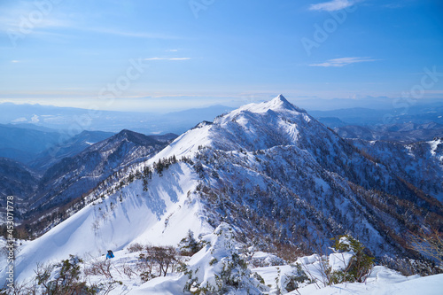 冬の群馬県利根郡 武尊山付近から南西側の剣ヶ峰山方面を見る