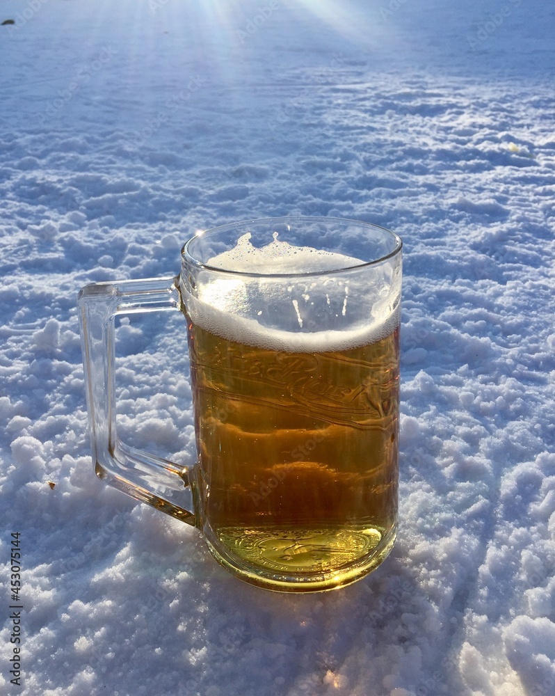 Beer and snow - obrazy, fototapety, plakaty 