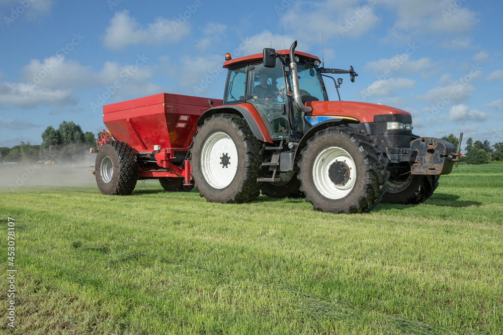 Fertilizer spreader. Fertilizer. Tractor. Farming. Meadow. Grass. Chalk. Netherlands Fertilizer spreader. Fertilizer. Tractor. Farming. Meadow. Grass. Chalk. Netherlands