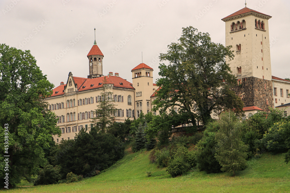 Schloss Waldenburg in Sachsen (Parkseite mit Bergfried)