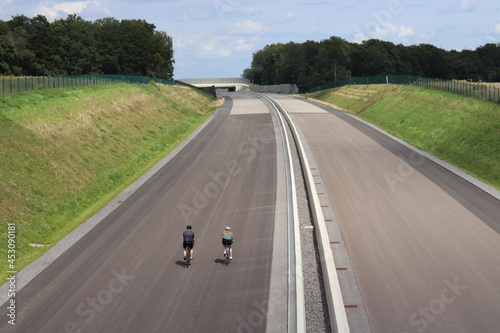 Fahrradfahrer auf der leeren Autobahn.
