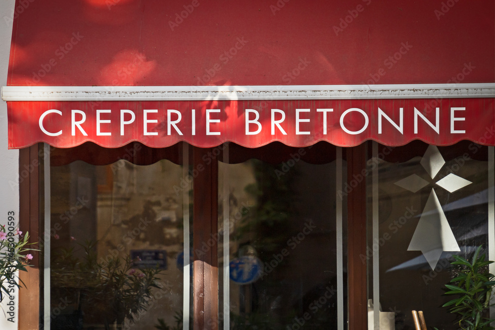Obraz premium façade de restaurant avec écrit dessus en français 