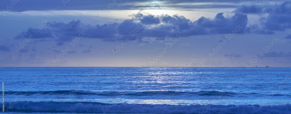 Fototapeta premium Astonishing sunset on the famous tropical resort - Phuket.