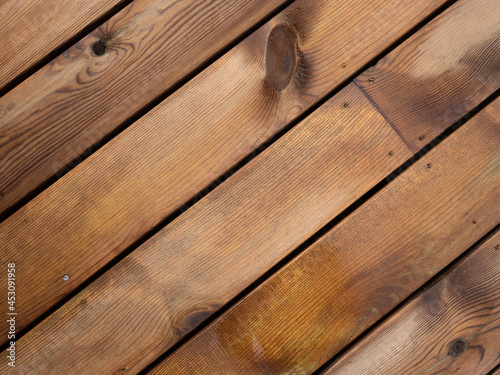 Photos Des planches de bois en sapin douglas sur une terrasse extérieure mouillée