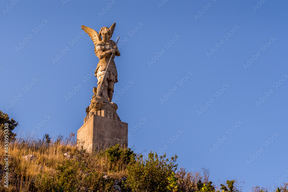 Φωτογραφία The statue of Saint Michael dominates the Rhone Valley, Viviers, France