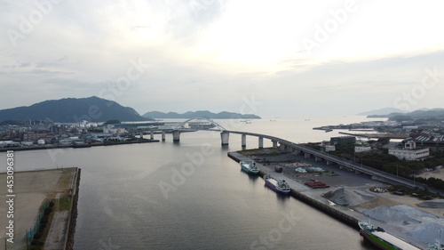 Wallpaper Mural SDGs自然と地球環境！コンビナートの煙突と太陽の光 Torontodigital.ca