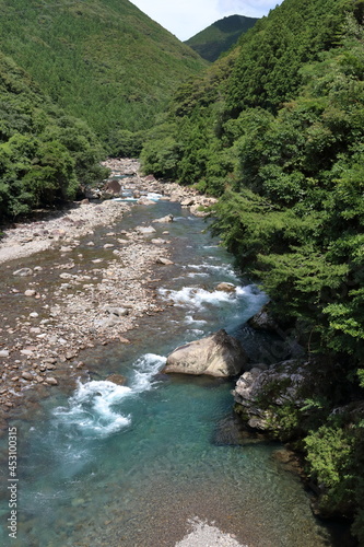二股橋から小川川を眺める　上流　夏　（高知県　北川村） © mitumal 