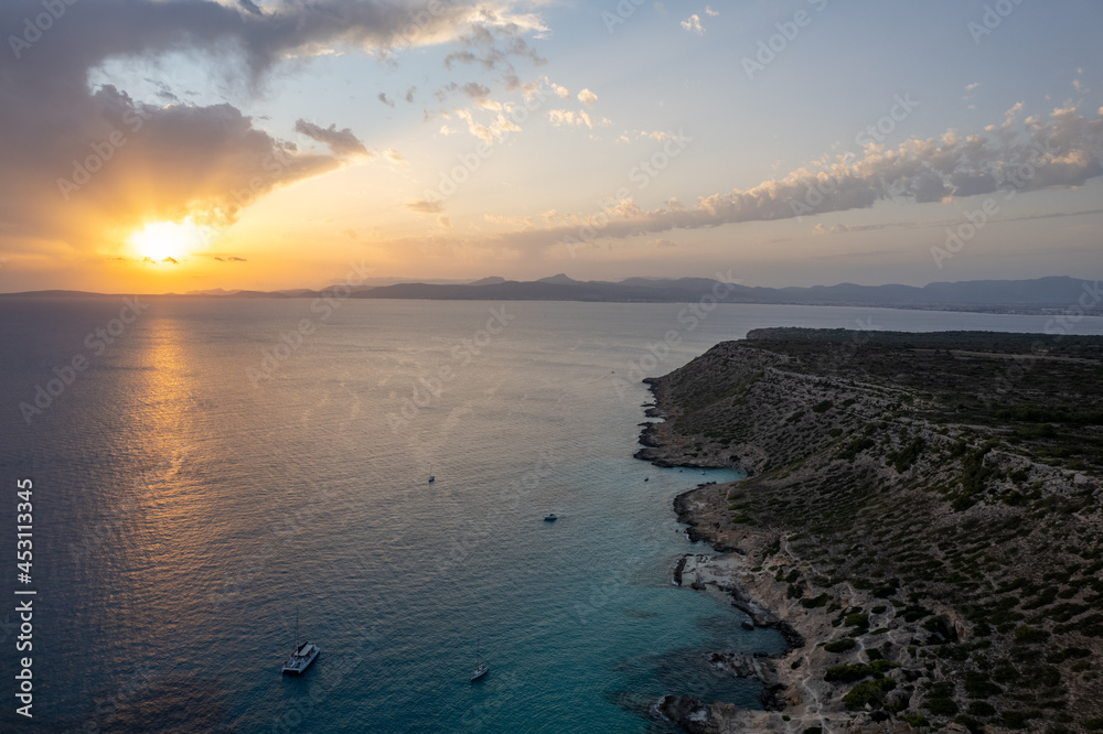 Foto desde Drone, Costa sur Mallorca. Mar Mediterráneo, barcos, montañas, sunset, atardecer.