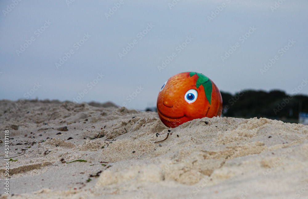 Obraz premium Abandoned ball on the beach of the Baltic Sea 