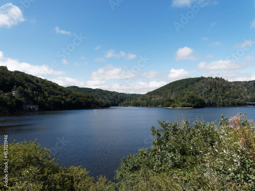 Plan d'eau des Fades-Besserve vu depuis la RD 62 entre le pont barrage et le viaduc des Fades. Lac d'Auvergne - Nature et patrimoine des Combrailles